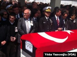 Balyoz davasında tutuklu sanıklardan Deniz Kurmay Albay Murat Özenalp 1 Mayıs 2014’te ailesiyle açık görüş sırasında beyin kanaması geçirerek hayatını kaybetmişti.