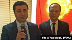 Çağdaş Gazeteciler Derneği'nin (ÇGD) düzenlediği Ankara Toplumsal Olaylar 2014 Fotoğraf Sergisi'nde konuşan HDP Eş Başkanı Selahattin Demirtaş