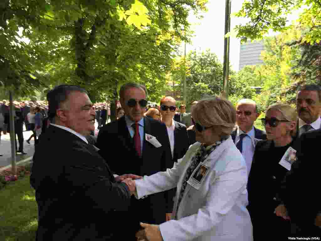 Eski Başbakan Tansu Çiller, Süleyman Demirel&#39;in cenazesinde Turgut Özal&#39;ın oğlu Ahmet Özal&#39;la