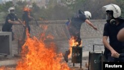 Geçen yıl Soma'daki maden faciasının ardından Ankara'da düzenlenen protesto gösterilerinde üzerine molotof kokteyli atılan polisler, alevlerden kaçmaya çalışırken.