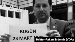 Aykan Erdemir geceyarısından sonra da devam eden TBMM oturumunda bu fotoğrafı Twitter'dan paylaştı